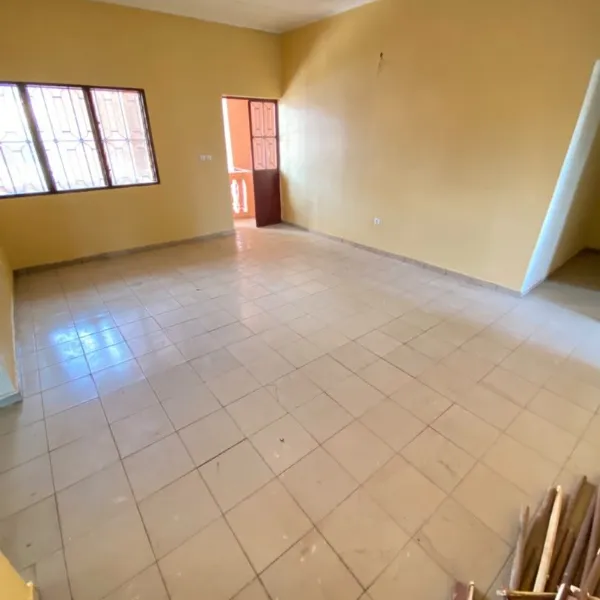 Appartement 3 chambres avec balcon à louer à Etoug-Ebé