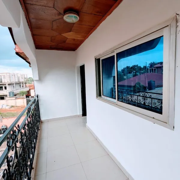 Appartement 2 chambres avec balcon à louer à Nkolfoulou
