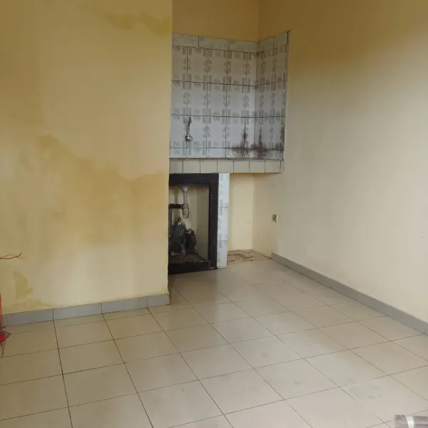 Chambre moderne à louer à Antenne Kotto
