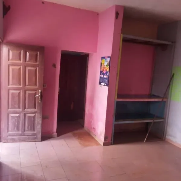 Chambre moderne avec cuisine à louer à Awae Escalier