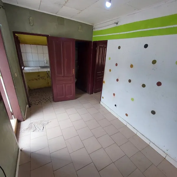 Studio moderne avec parking à louer à Obobogo