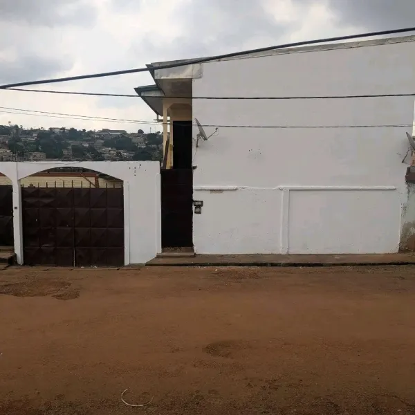 Appartement individuel 3 chambres à louer à Kondengui