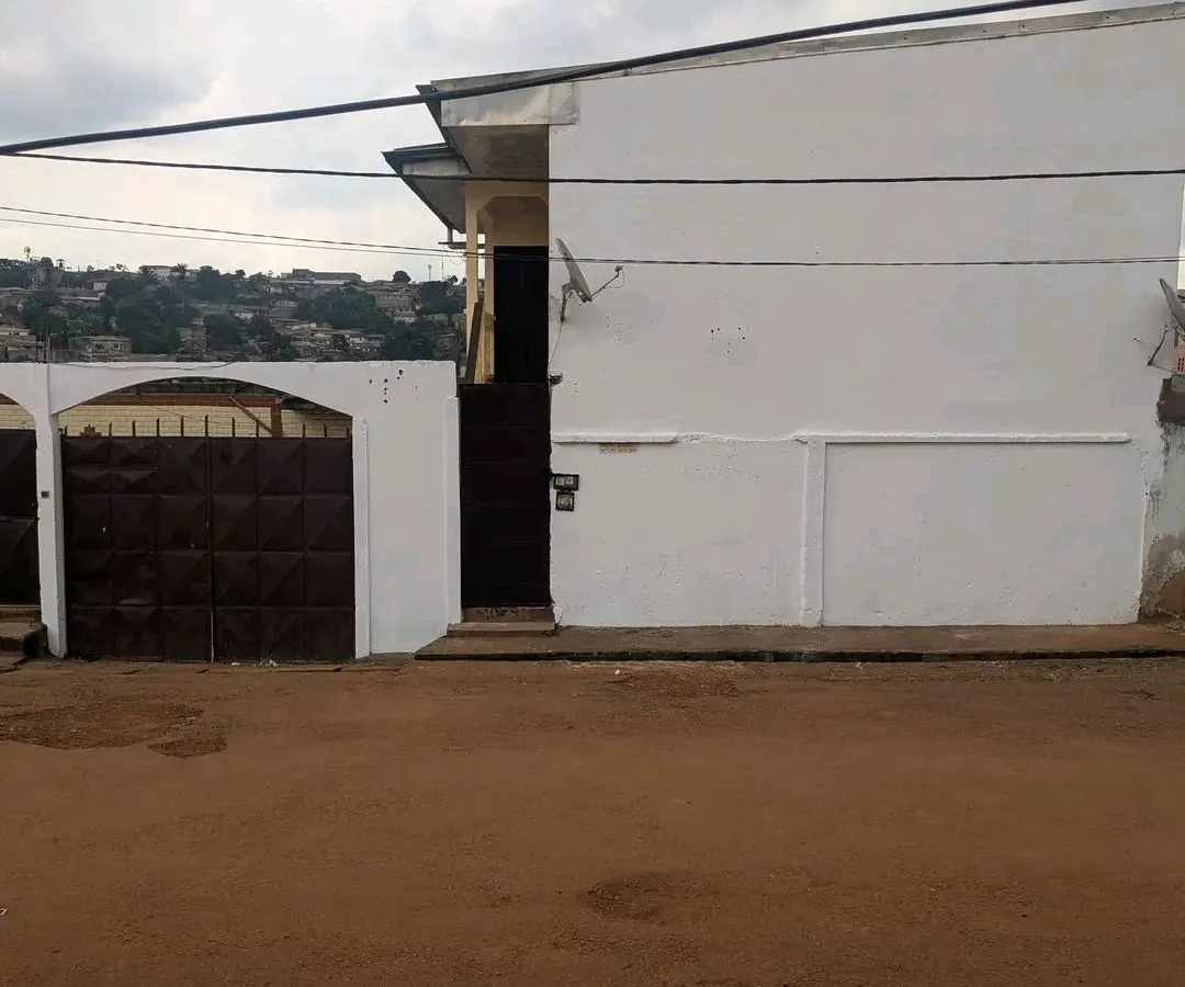 Appartement individuel 3 chambres à louer à Kondengui