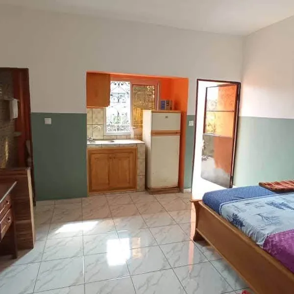 Chambre moderne avec cuisine américaine à louer à Logbessou
