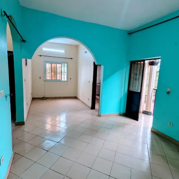 Appartement 2 chambres avec balcon à louer à Nkolfoulou