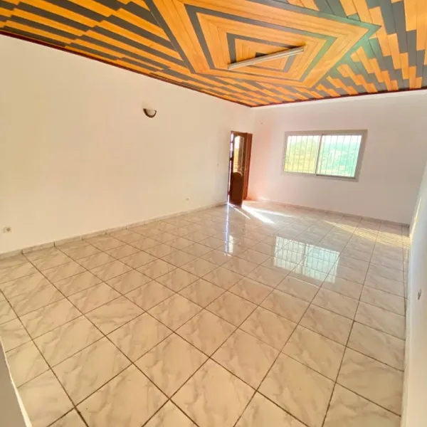 Appartement 2 chambres avec balcons à louer à Oyom Abang
