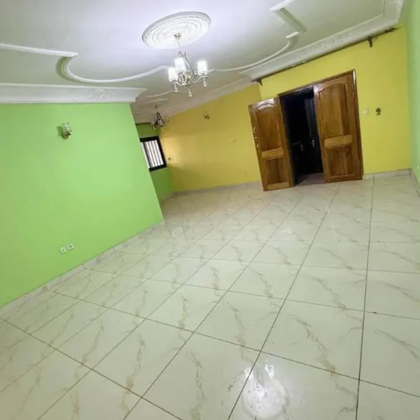 Vaste appartement 3 chambres à louer à Tsinga Village