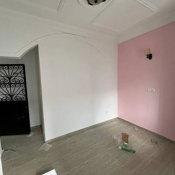 Grande chambre moderne neuve à louer à Japoma Cocotiers de Nyalla Château
