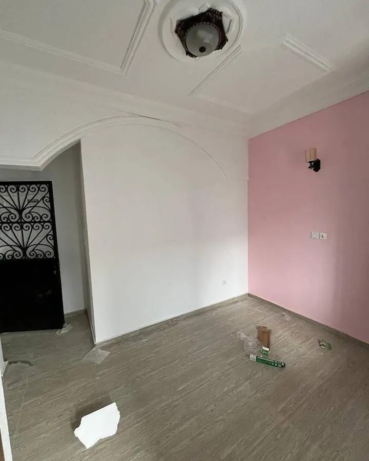 Grande chambre moderne neuve à louer à Japoma Cocotiers de Nyalla Château