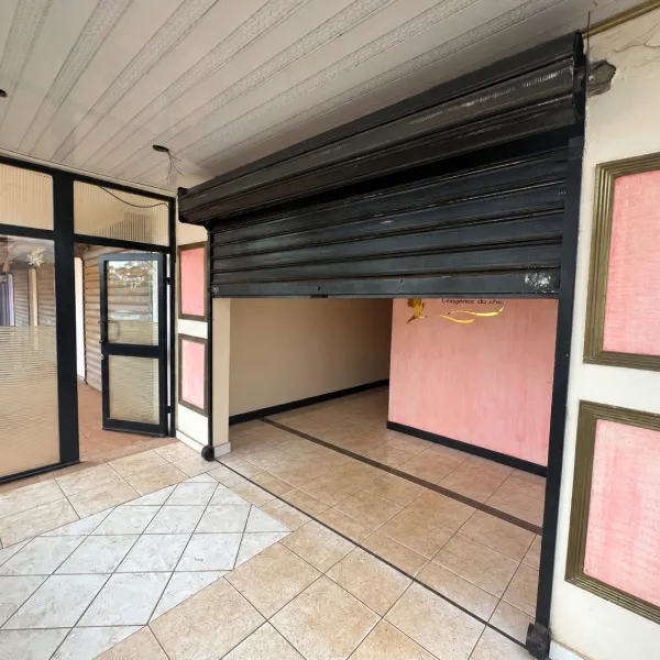 Boutique à Louer à Awae Escalier