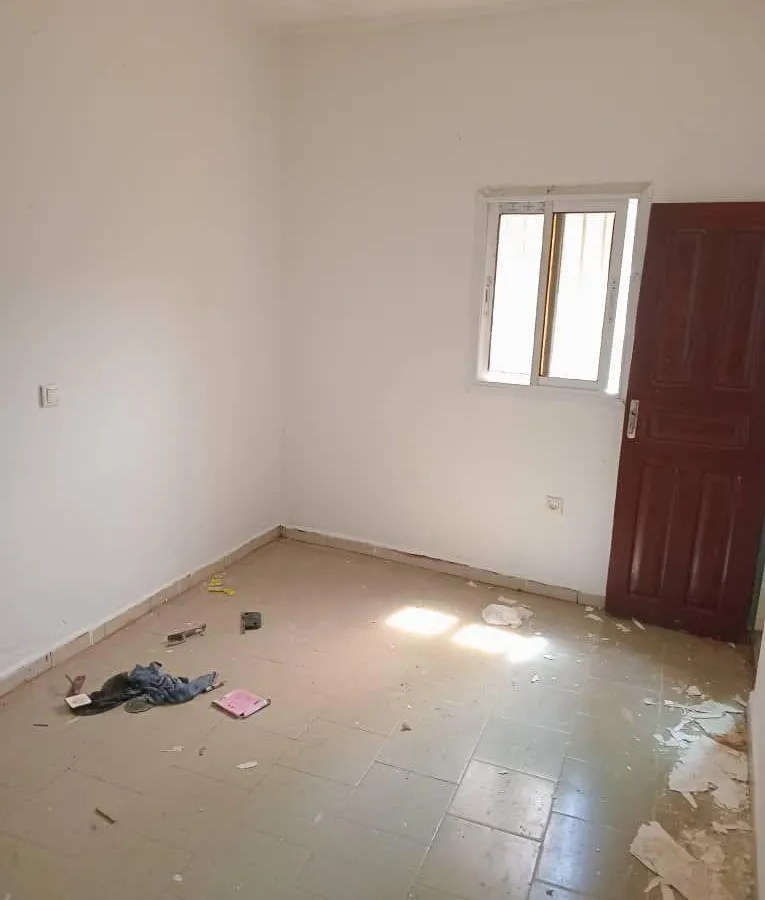 Grande chambre moderne à louer à Maetur Biteng