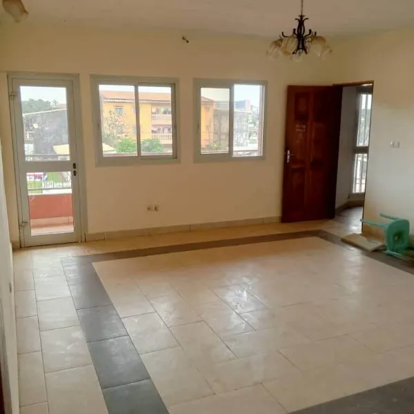 Appartement 2 chambres à louer à Mimboman Opep ( derrière cocotier)