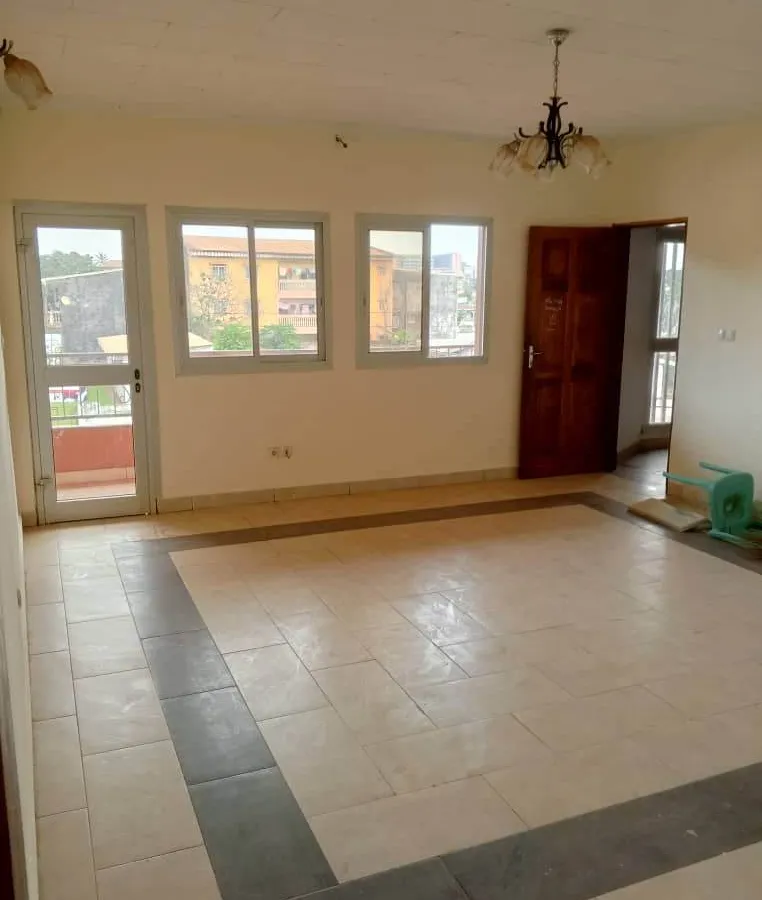 Appartement 2 chambres à louer à Mimboman Opep ( derrière cocotier)