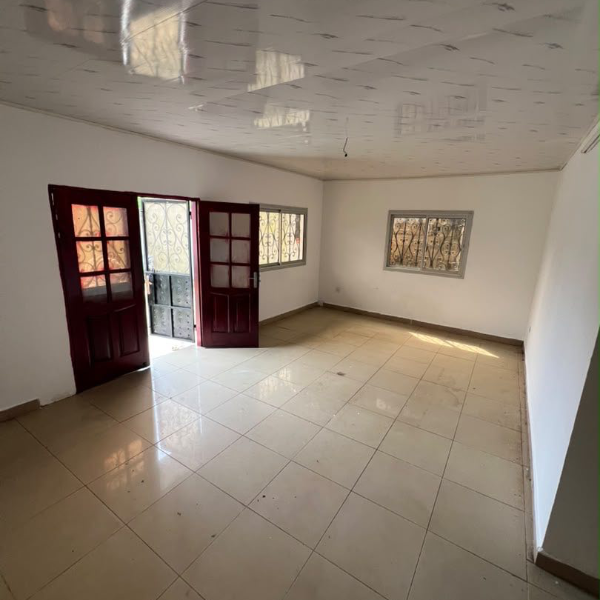 Villa 3 chambres à louer à Logbessou