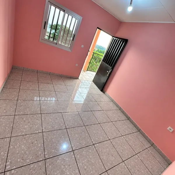 Chambre spacieuse à louer à Tradex Éleveur