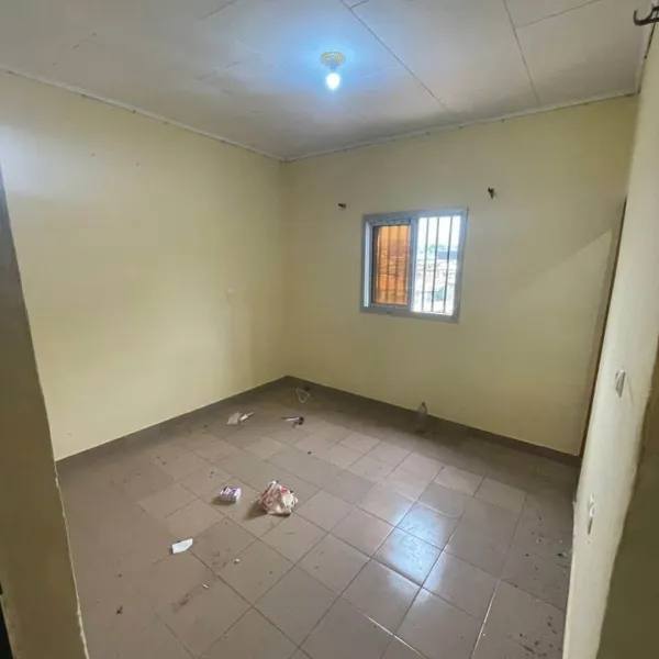 Chambre moderne à louer à Biyem-Assi Lycée