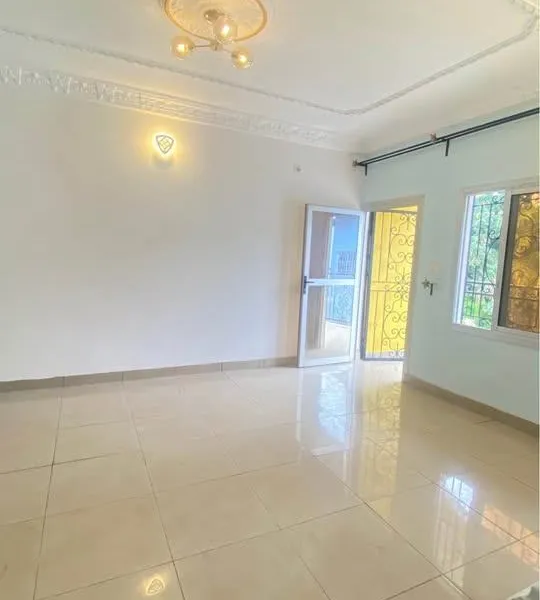 Appartement 3 chambres à louer à Awae escalier après le collège Monti