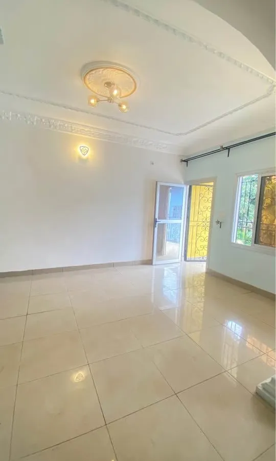 Appartement 3 chambres à louer à Awae escalier après le collège Monti