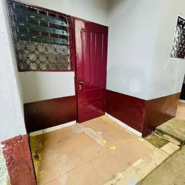 Chambre avec douche à louer au Rond-point Damas