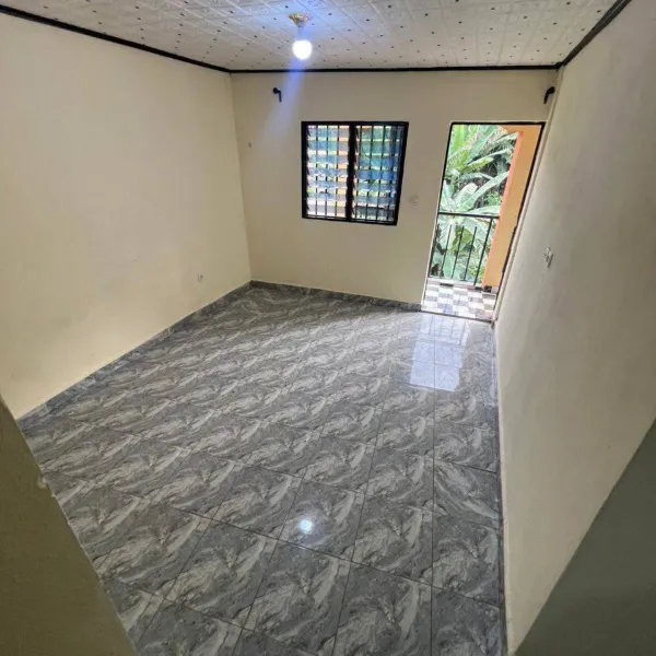 Immense studio moderne à louer à Ngousso Fabrique