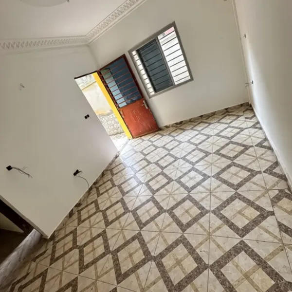 Studio neuf avec parking à louer à Nkolmesseng