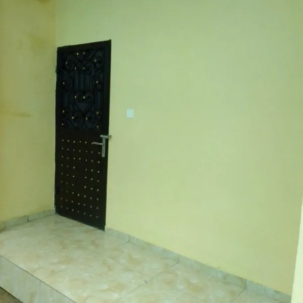 Studio moderne neuf à louer à Ndogbassi Commissariat 14ᵉ