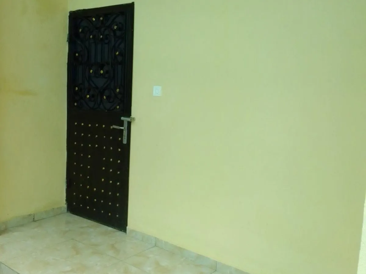 Studio moderne neuf à louer à Ndogbassi Commissariat 14ᵉ