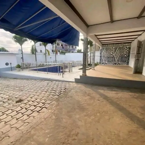 Grande villa 4 chambres avec piscine à louer à Bonapriso