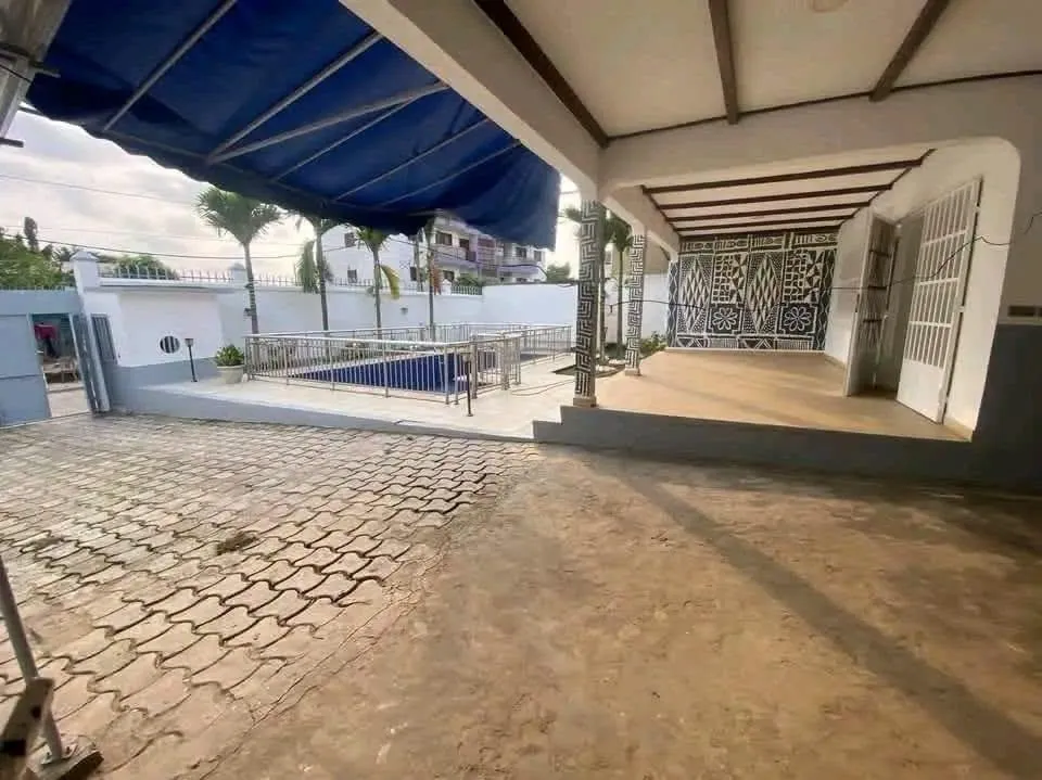Grande villa 4 chambres avec piscine à louer à Bonapriso