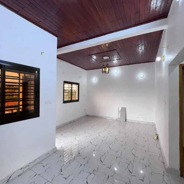 Studios neufs à louer à Nkozoa