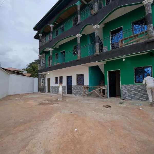 Studios neufs à louer à Nkozoa
