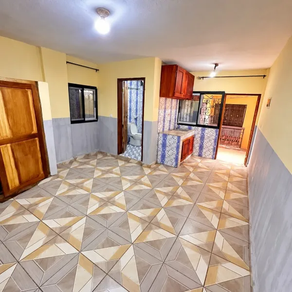 Grande chambre moderne à louer à Biyem-Assi