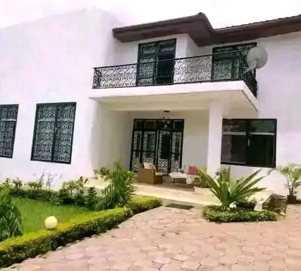 Maison VIP 5 chambres à vendre à Nkoabang