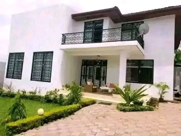 Maison VIP 5 chambres à vendre à Nkoabang