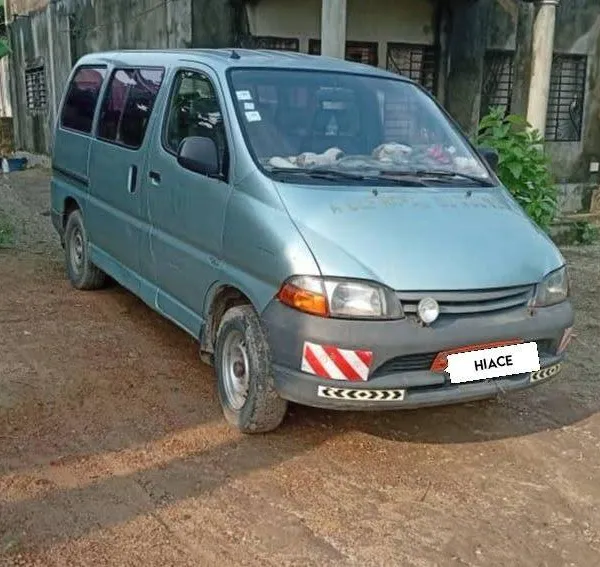 Toyota Hiace Bec de Canard – Diesel – 19 Places – Bon État