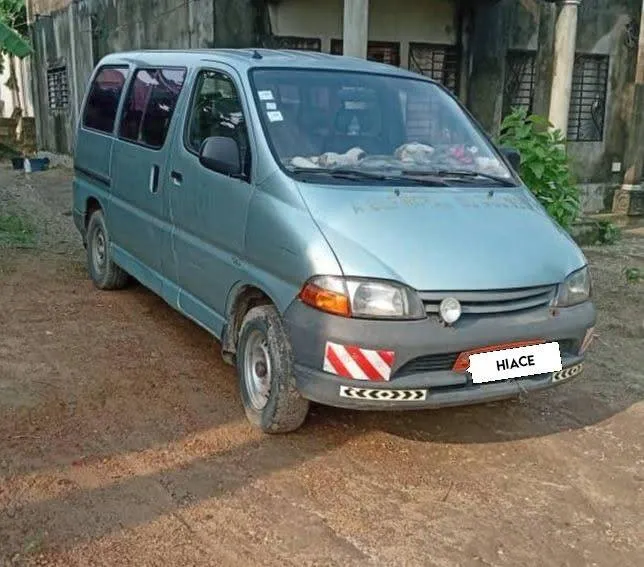Toyota Hiace Bec de Canard – Diesel – 19 Places – Bon État