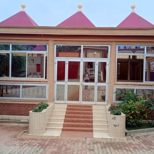 Villa avec dépendance à louer à Essomba