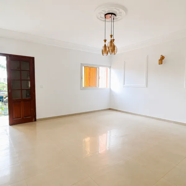 Appartement 3 chambres avec 2 balcons à louer à Kotto