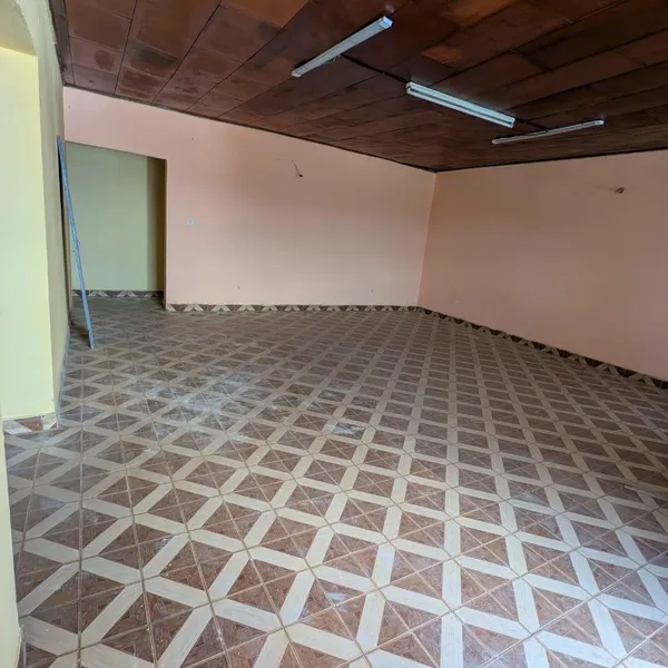 Vaste Villa à louer avec parking à Biyemassi Tamtam