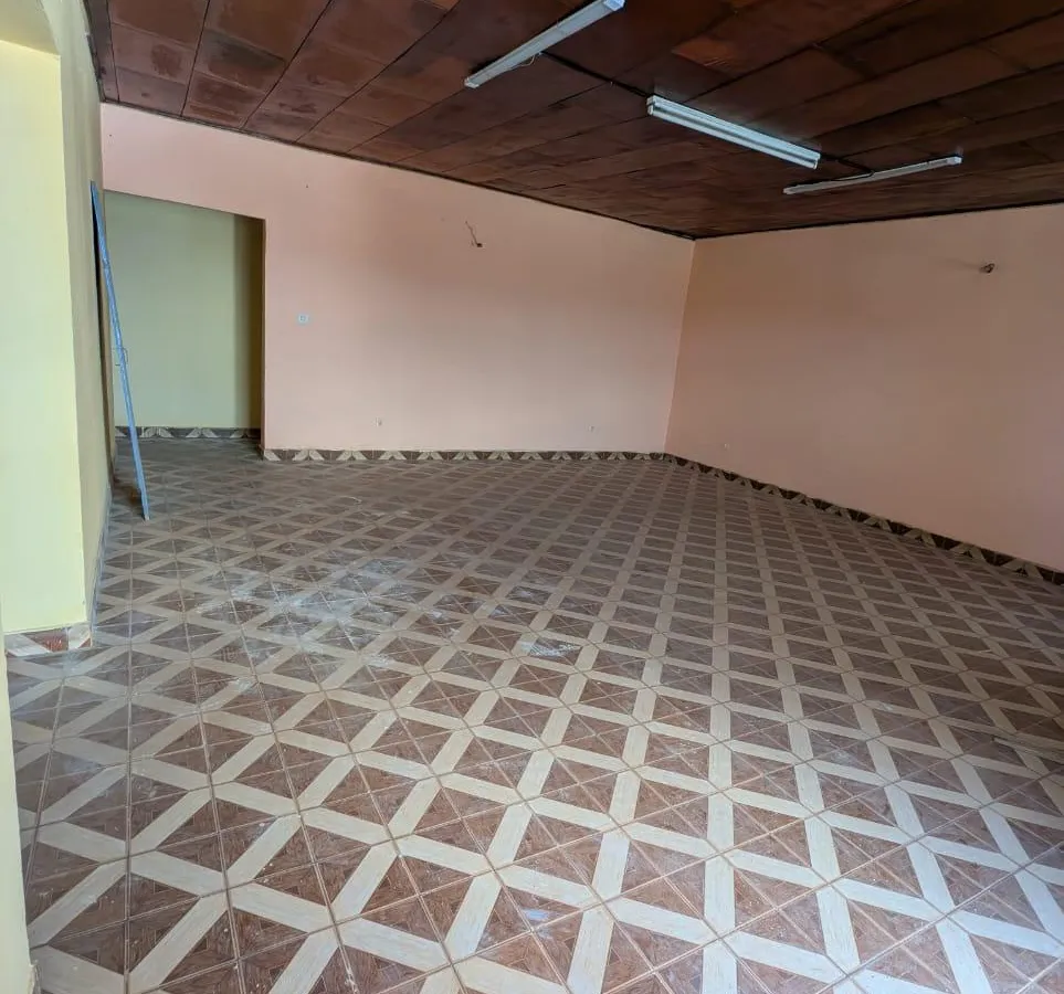 Vaste Villa à louer avec parking à Biyemassi Tamtam