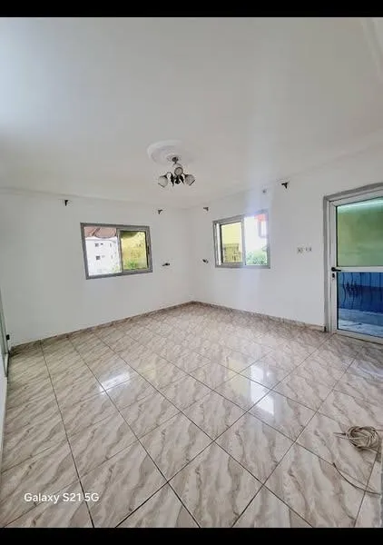 Appartement lumineux et vaste à louer à Kotto