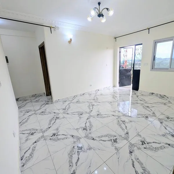 Studio moderne neuf à louer à Nkolfoulou