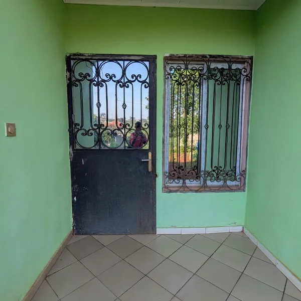 Grand studio moderne à louer à Nkolfoulou Carrefour Ba'aba