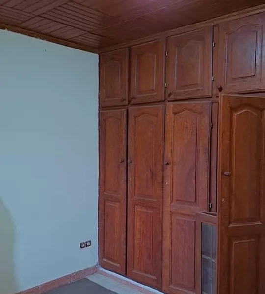 Maison 4 chambres et grand parking à louer à Manguier