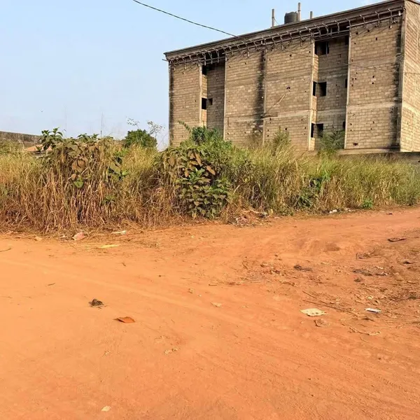 Terrain titré de 1 000 m² à vendre à Soa