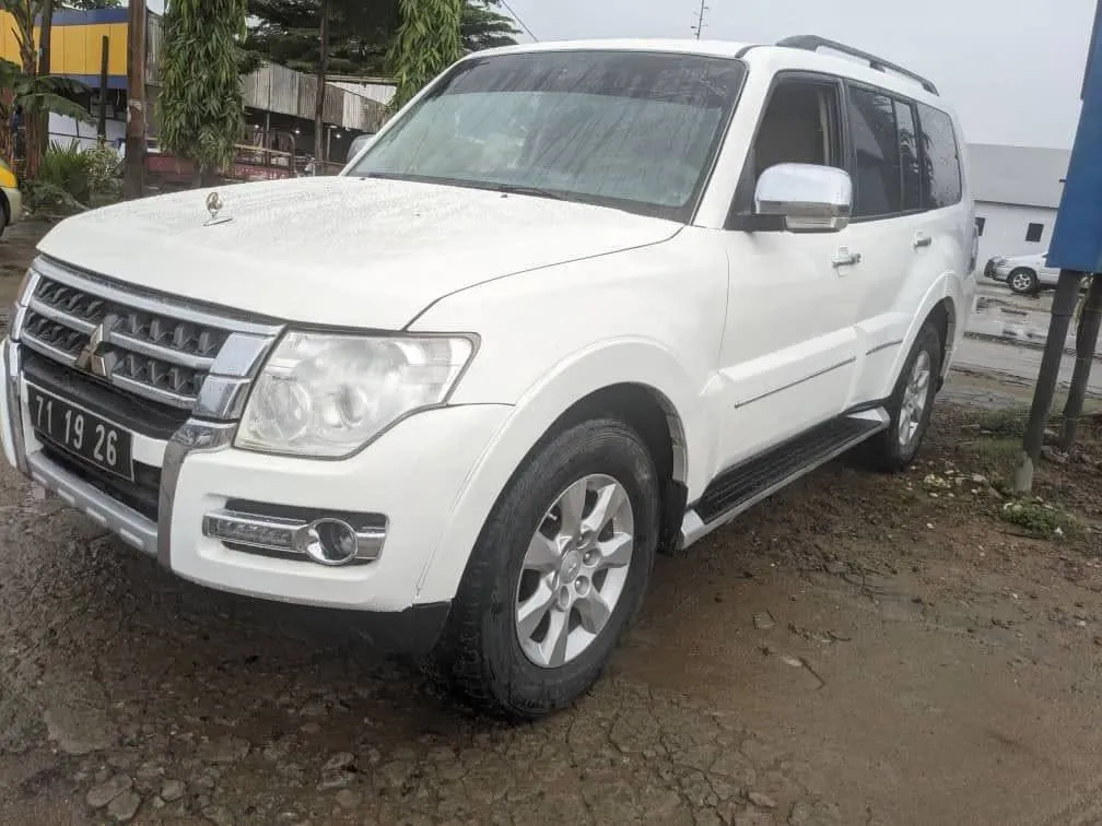 Mitsubishi Pajero 2020 V6 4x4 à vendre à Douala